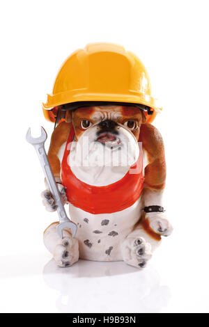 Bulldog figurina indossando una costruzione giallo casco e tenendo una chiave Foto Stock