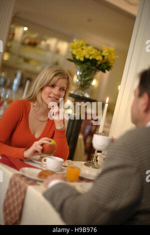Coppia avente una pausa caffè Foto Stock