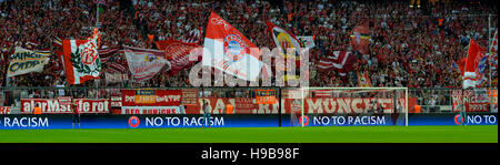 FC Bayern i tifosi di calcio tenendo bandiere, stadio Allianz Arena di Monaco di Baviera, Germania Foto Stock