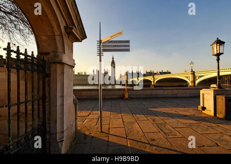 Guardando al di là del fiume Tamigi verso le Case del Parlamento a Londra, Inghilterra, Gran Bretagna, Europa Foto Stock