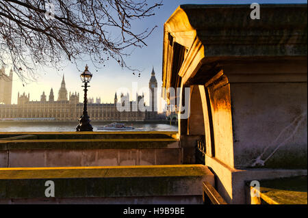 Guardando al di là del fiume Tamigi verso le Case del Parlamento a Londra, Inghilterra, Gran Bretagna, Europa Foto Stock