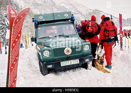 Salvataggio della montagna missione, la squadra di salvataggio dopo la valanga, Klausberg in Sachrang, Alta Baviera, Baviera, Germania Foto Stock