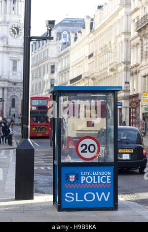 City of London Police box con un avviso avviso gli automobilisti a rallentare Foto Stock