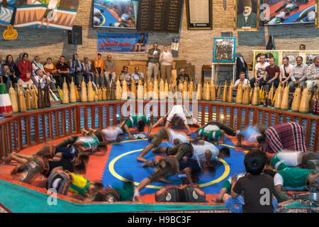 Iraniani di eseguire sport tradizionale Zorkhane Yazd Iran Foto Stock