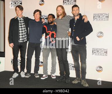 Los Angeles, CA, Stati Uniti d'America. Xx Nov, 2016. Mickey Madden, Matt Flynn, PJ Morton, James Valentine, Adam Levine in sala stampa per 2016 American Music Awards (AMA) - Sala stampa, Microsoft Theatre, Los Angeles, CA Novembre 20, 2016. Credito: Elizabeth Goodenough/Everett raccolta/Alamy Live News Foto Stock