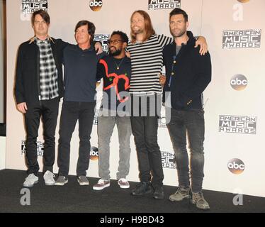Los Angeles, CA, Stati Uniti d'America. Xx Nov, 2016. Mickey Madden, Matt Flynn, PJ Morton, James Valentine, Adam Levine in sala stampa per 2016 American Music Awards (AMA) - Sala stampa, Microsoft Theatre, Los Angeles, CA Novembre 20, 2016. Credito: Elizabeth Goodenough/Everett raccolta/Alamy Live News Foto Stock