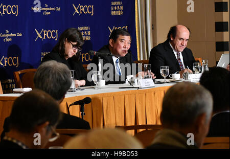 Tokyo, Giappone. Xxi Nov, 2016. Shigeru Ishiba, membro della sentenza Partito liberale democratico e un expart di affari di difesa, parla a Tokyo's corrispondenti stranieri Club di Giappone Lunedì 21 Novembre, 2016. Il 59-anno-vecchio Ishiba ha raccontato un compagno di legislatore della sua disponibilità a correre nel prossimo LDP elezione presidenziale in autunno 2018, dopo Abe Termine attuale scade, secondo un report locale. Credito: Natsuki Sakai/AFLO/Alamy Live News Foto Stock