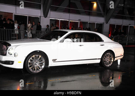 Los Angeles, Stati Uniti d'America. Xx Nov, 2016. Meek Mill e Nicki Minaj lasciando il 2016 American Music Awards al teatro di Microsoft in un bianco Bentley Mulsanne il 20 novembre 2016 a Los Angeles, California. Credito: la foto di accesso/Alamy Live News Foto Stock