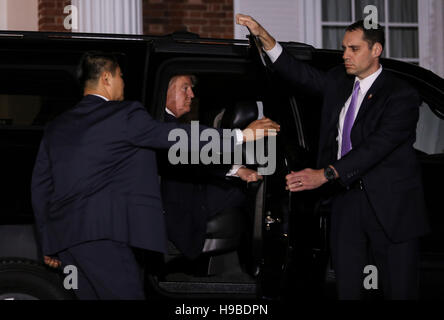 Bedminster Township, New Jersey. Xix Nov, 2016. Stati Uniti presidente-eletto Donald lascia la clubhouse di Trump International Golf Club, dopo una giornata di riunioni, Novembre 19, 2016 in Bedminster Township, New Jersey. Credito: Aude Guerrucci/Piscina via CNP - nessun filo SERVICE - © dpa/Alamy Live News Foto Stock