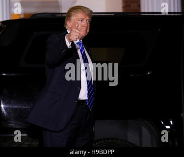 Bedminster Township, New Jersey. Xix Nov, 2016. Stati Uniti presidente-eletto Donald lascia la clubhouse di Trump International Golf Club, dopo una giornata di riunioni, Novembre 19, 2016 in Bedminster Township, New Jersey. Credito: Aude Guerrucci/Piscina via CNP - nessun filo SERVICE - © dpa/Alamy Live News Foto Stock