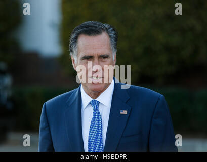 Bedminster Township, New Jersey. Xix Nov, 2016. Mitt Romney parla ai media dopo un incontro con il presidente eletto Donald Trump presso la clubhouse di Trump International Golf Club, Novembre 19, 2016 in Bedminster Township, New Jersey. Credito: Aude Guerrucci/Piscina via CNP - nessun filo SERVICE - © dpa/Alamy Live News Foto Stock