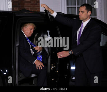 Bedminster Township, New Jersey. Xix Nov, 2016. Stati Uniti presidente-eletto Donald lascia la clubhouse di Trump International Golf Club, dopo una giornata di riunioni, Novembre 19, 2016 in Bedminster Township, New Jersey. Credito: Aude Guerrucci/Piscina via CNP - nessun filo SERVICE - © dpa/Alamy Live News Foto Stock