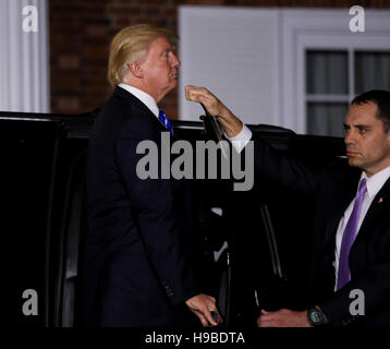 Bedminster Township, New Jersey. Xix Nov, 2016. Stati Uniti presidente-eletto Donald lascia la clubhouse di Trump International Golf Club, dopo una giornata di riunioni, Novembre 19, 2016 in Bedminster Township, New Jersey. Credito: Aude Guerrucci/Piscina via CNP - nessun filo SERVICE - © dpa/Alamy Live News Foto Stock