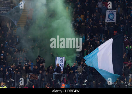 Udine, Italia. Xix Nov, 2016. Napoli tifosi di calcio/calcetto : Italiano 'Serie A' match tra Udinese 1-2 SSC Napoli in Dacia Arena di Udine, Italia . © Maurizio Borsari/AFLO/Alamy Live News Foto Stock