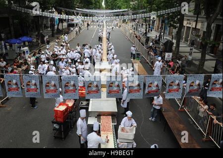 Buenos Aires, Argentina. Xx Nov, 2016. Chef preparano il "La pizza più lunga in Buenos Aires' in Buenos Aires, Argentina, su nov. 20, 2016. I cuochi, collaboratori e volontari di domenica cotte a 500 metri lungo la pizza per il beneficio della sindrome di Down Associazione di Argentina. Credito: José Romero/TELAM/Xinhua/Alamy Live News Foto Stock