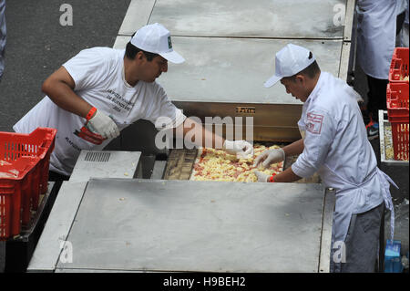 Buenos Aires, Argentina. Xx Nov, 2016. I cuochi preparano il "La pizza più lunga in Buenos Aires' in Buenos Aires, Argentina, su nov. 20, 2016. I cuochi, collaboratori e volontari di domenica cotte a 500 metri lungo la pizza per il beneficio della sindrome di Down Associazione di Argentina. Credito: José Romero/TELAM/Xinhua/Alamy Live News Foto Stock