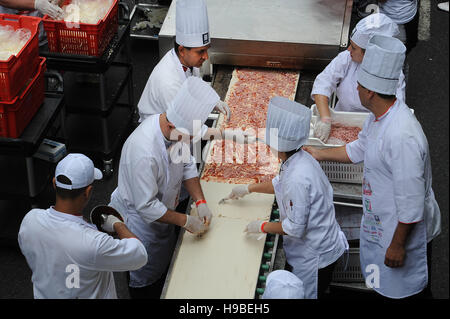 Buenos Aires, Argentina. Xx Nov, 2016. Chef preparano il "La pizza più lunga in Buenos Aires' in Buenos Aires, Argentina, su nov. 20, 2016. I cuochi, collaboratori e volontari di domenica cotte a 500 metri lungo la pizza per il beneficio della sindrome di Down Associazione di Argentina. Credito: José Romero/TELAM/Xinhua/Alamy Live News Foto Stock
