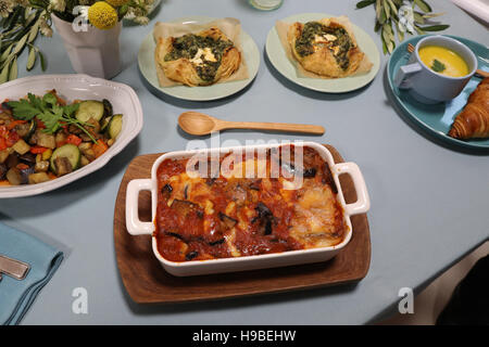 Tokyo, Giappone. Xxi Nov, 2016. Un piatto di lasagne è displayd a premere anteprima di cibo francese giant Picard il primo negozio a Tokyo lunedì 21 novembre, 2016. Picard e Giappone la più grande catena di supermercati Aeon viene aperto il primo negozio a Tokyo il 23 novembre. © Yoshio Tsunoda/AFLO/Alamy Live News Foto Stock