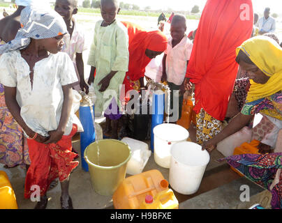 Maiduguri, Nigeria. 25 ott 2016. Frauen und Kinder holen am 25.10.2016 Wasser un einer Wasserstelle im Flüchtlingslager für durch die islamistische Terrorgruppe Boko Haram Vertriebene a Maiduguri in Nord-Ost-Nigeria. (Zu dpa "Gerettet, aber nicht gewollt: Das Schicksal der Boko-Haram-Opfer" vom 21.11.2016) Sam Olukoya/dpa Foto: Sam Olukoya/dpa /dpa/Alamy Live News Foto Stock