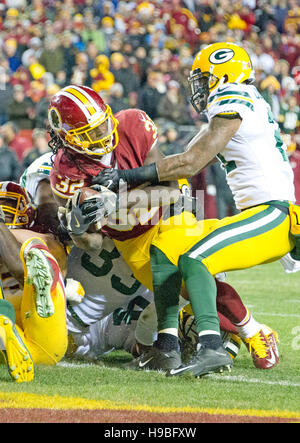 Washington Redskins running back Rob Kelley (32) punteggi un touchdown nel quarto trimestre contro i Green Bay Packers con FedEx Campo in Landover, Maryland, domenica 20 novembre, 2016. Green Bay Packers libero di sicurezza Ha Ha Clinton-Dix (21) tenta di tenere lui dal punteggio. Il Redskins ha vinto il gioco 42 - 24. Credito: Ron Sachs/CNP /MediaPunch Foto Stock