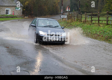 Combe, Herefordshire, UK. 21 Novembre, 2016. Una unità di auto in acque profonde a causa di inondazioni presso la frazione di Combe tra Shobdon e Presteigne ( Galles ) proprio sul confine di Inghilterra e Galles dopo una notte e la mattina della persistente pioggia pesante. Foto Stock