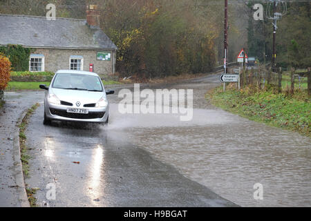 Combe, Herefordshire, UK. 21 Novembre, 2016. Un auto è costretto a guidare sul lato sbagliato della strada a causa di inondazioni presso la frazione di Combe tra Shobdon e Presteigne ( Galles ) proprio sul confine di Inghilterra e Galles dopo una notte e la mattina della persistente pioggia pesante. Foto Stock