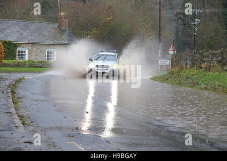 Combe, Herefordshire, UK. 21 Novembre, 2016. Inondazioni presso la frazione di Combe tra Shobdon e Presteigne ( Galles ) proprio sul confine di Inghilterra e Galles dopo una notte e la mattina della persistente pioggia pesante. La foto mostra un primo soccorritore ambulanza veicolo. Foto Stock