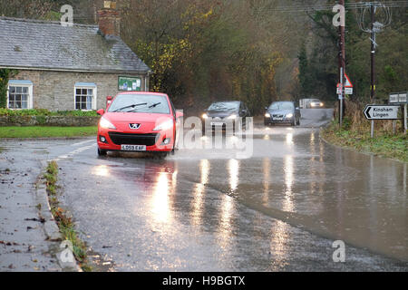 Combe, Herefordshire, UK. 21 Novembre, 2016. Una linea di automobili snake intorno all'acqua di inondazione e sul lato sbagliato della strada a causa di inondazioni presso la frazione di Combe tra Shobdon e Presteigne ( Galles ) proprio sul confine di Inghilterra e Galles dopo una notte e la mattina della persistente pioggia pesante. Foto Stock
