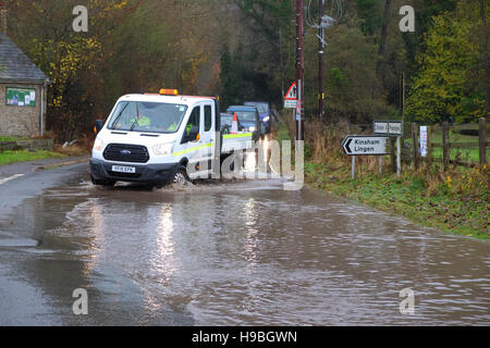 Combe, Herefordshire, UK. 21 Novembre, 2016. Un Herefordshire County Council camion arriva a tentare di cancellare eventuali scarichi bloccati sotto le inondazioni presso la frazione di Combe tra Shobdon e Presteigne ( Galles ) proprio sul confine di Inghilterra e Galles dopo una notte e la mattina della persistente pioggia pesante. Foto Stock