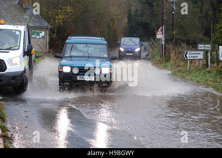Combe, Herefordshire, UK. 21 Novembre, 2016. Un veicolo a 4 ruote motrici aziona attraverso l'acqua di allagamento presso la frazione di Combe tra Shobdon e Presteigne ( Galles ) proprio sul confine di Inghilterra e Galles dopo una notte e la mattina della persistente pioggia pesante. Foto Stock