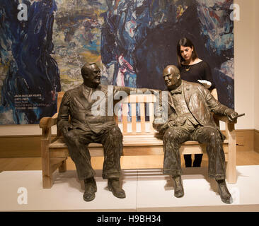 Franklyn D Roosevelt e Winston Churchill statue seduto su una panchina a Bonhams a Londra Credito: Keith Larby/Alamy Live News Foto Stock