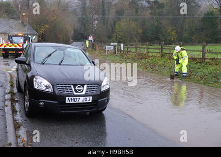 Combe, Herefordshire, UK. 21 Novembre, 2016. Lavoratori di Herefordshire County Council lavora in condizioni difficili provare a cancellare bloccato i coperchi di scarico sotto le inondazioni presso la frazione di Combe tra Shobdon e Presteigne ( Galles ) proprio sul confine di Inghilterra e Galles dopo una notte e la mattina della persistente pioggia pesante. Foto Stock