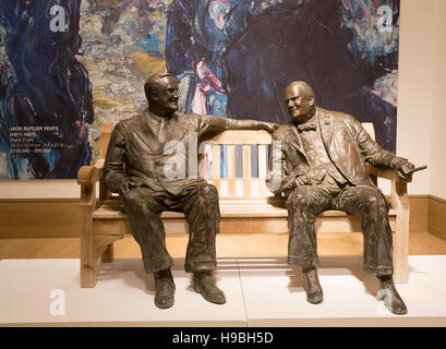 Franklyn D Roosevelt e Winston Churchill statue seduto su una panchina a Bonhams a Londra Credito: Keith Larby/Alamy Live News Foto Stock