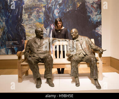 Franklyn D Roosevelt e Winston Churchill statue seduto su una panchina a Bonhams a Londra Credito: Keith Larby/Alamy Live News Foto Stock