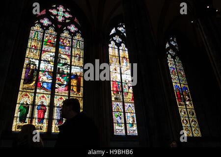 Colonia, Germania. Xx Nov, 2016. Dipinti di vetro può essere visto nel duomo di Colonia, Germania, 20 novembre 2016. Più di 100.000 dipinti di vetro delle chiese e degli edifici pubblici nello stato della Renania settentrionale Vestfalia può ora essere visto in un database online. Foto: Marius Becker/dpa/Alamy Live News Foto Stock