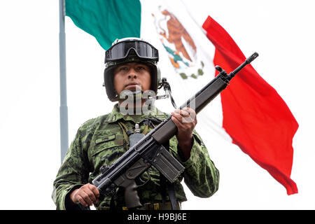 Città del Messico. Xxi Nov, 2016. Soldati messicani durante celebrazioni del 106ª anniversario della rivoluzione messicana nel Campo di Marte 20,2016 novembre a Città del Messico. Presidente Enrique Peña Nieto presentato promozioni e premi per i membri delle Forze Armate come parte dell'evento. Credito: Planetpix/Alamy Live News Foto Stock
