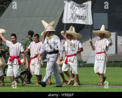 Città del Messico. Xxi Nov, 2016. Mexican re-enactors unisciti a centinaia di musicisti durante celebrazioni del 106ª anniversario della rivoluzione messicana nel Campo di Marte 20,2016 novembre a Città del Messico. Presidente Enrique Peña Nieto presentato promozioni e premi per i membri delle Forze Armate come parte dell'evento. Credito: Planetpix/Alamy Live News Foto Stock