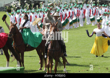 Città del Messico. Xxi Nov, 2016. Mexican re-enactors unisciti a centinaia di musicisti durante celebrazioni del 106ª anniversario della rivoluzione messicana nel Campo di Marte 20,2016 novembre a Città del Messico. Presidente Enrique Peña Nieto presentato promozioni e premi per i membri delle Forze Armate come parte dell'evento. Credito: Planetpix/Alamy Live News Foto Stock