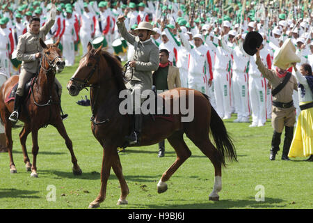 Città del Messico. Xxi Nov, 2016. Mexican re-enactors unisciti a centinaia di musicisti durante celebrazioni del 106ª anniversario della rivoluzione messicana nel Campo di Marte 20,2016 novembre a Città del Messico. Presidente Enrique Peña Nieto presentato promozioni e premi per i membri delle Forze Armate come parte dell'evento. Credito: Planetpix/Alamy Live News Foto Stock