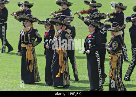 Città del Messico. Xxi Nov, 2016. Mariachi messicani i musicisti si esibiscono durante celebrazioni del 106ª anniversario della rivoluzione messicana nel Campo di Marte 20,2016 novembre a Città del Messico. Presidente Enrique Peña Nieto presentato promozioni e premi per i membri delle Forze Armate come parte dell'evento. Credito: Planetpix/Alamy Live News Foto Stock