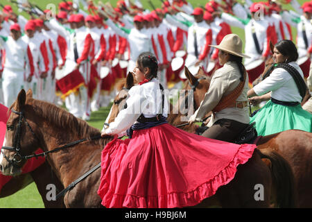 Città del Messico. Xxi Nov, 2016. Mexican re-enactors unisciti a centinaia di musicisti durante celebrazioni del 106ª anniversario della rivoluzione messicana nel Campo di Marte 20,2016 novembre a Città del Messico. Presidente Enrique Peña Nieto presentato promozioni e premi per i membri delle Forze Armate come parte dell'evento. Credito: Planetpix/Alamy Live News Foto Stock