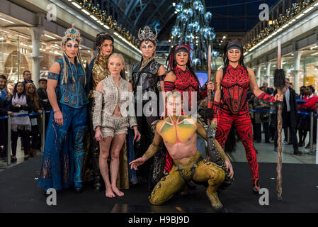 Londra, Regno Unito. Il 21 novembre 2016. Il cast del Cirque Du Soleil all'inaugurazione di questo anno di albero di Natale a St Pancras International Station di fronte a grandi folle. Credito: Stephen Chung / Alamy Live News Foto Stock