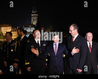 Andrew Schapiro, centro, ambasciatore degli Stati Uniti in Repubblica ceca, Ben Hodges, a Schapiro del lato destro, Stati Uniti comandante militare in Europa, e Cesky Krumlov Sindaco Dalibor Carda, a Schapiro del lato sinistro, ha partecipato ad una cena che i promotori del turismo ha dato a Cesky Krumlov, Repubblica Ceca, oggi, lunedì 21 novembre, 2016 in ricordo dell'esercito degli Stati Uniti per il giorno del Ringraziamento la cena nel 1945. La cena era servita in Ruze (Rose) hotel che ha ospitato anche la cena per gli Stati Uniti liberatori 71 anni fa. La sola differenza è che lo storico evento ha avuto luogo il 22 novembre, mentre le prese Foto Stock
