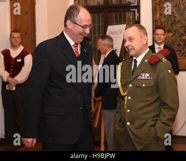 Cesky Krumlov Sindaco Dalibor Carda, sinistra, Czech film del regista Vaclav Marhoul ha partecipato ad una cena che i promotori del turismo ha dato a Cesky Krumlov, Repubblica Ceca, oggi, lunedì 21 novembre, 2016 in ricordo dell'esercito degli Stati Uniti per il giorno del Ringraziamento la cena nel 1945. La cena era servita in Ruze (Rose) hotel che ha ospitato anche la cena per gli Stati Uniti liberatori 71 anni fa. La sola differenza è che lo storico evento ha avuto luogo il 22 novembre, mentre il presente gli organizzatori sono stati costretti a stadio esso un giorno prima. (CTK foto/Vaclav Pancer) Foto Stock