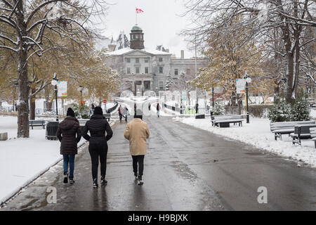Montreal, Canada. 21 Novembre, 2016. Prima nevicata della stagione colpisce la città. Gli studenti a piedi su McGill University campus. Credito: Marc Bruxelle/Alamy Live News Foto Stock
