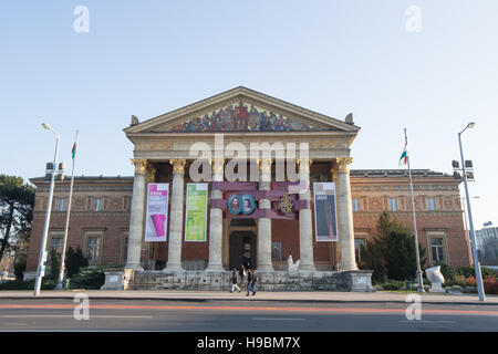 Budapest. Xxi Nov, 2016. Foto scattata il 9 novembre 21, 2016 mostra il Mucsarnok (Padiglione di Arte) che ospita una mostra intitolata Il primo Golden Age in Budapest, Ungheria. Mucsarnok ha segnato il suo centoventesimo anniversario con l'apertura della mostra che presenta quasi duecento opere dal croato, ceco, polacco, ungherese e artisti austriaci nel finale di 30 anni del XIX secolo durante la storica austro-ungarico. © Attila Volgyi/Xinhua/Alamy Live News Foto Stock