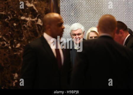 New York, Stati Uniti d'America. Xxi Nov, 2016. Ex Presidente della Camera dei rappresentanti degli Stati Uniti Newt Gingrich (Repubblicano della Georgia) arriva per un incontro con il presidente USA eletto Donald Trump, in Trump Tower, Novembre 21, 2016 in New York, Stati Uniti d'America. Foto: Aude Guerrucci/consolidato/dpa/Alamy Live News Foto Stock