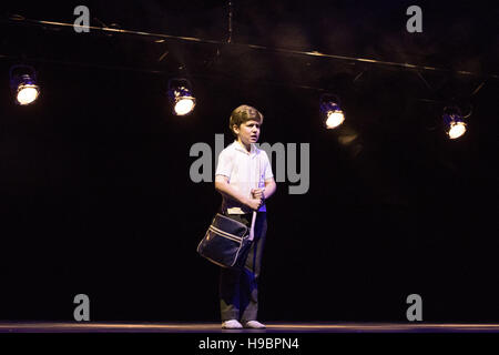 Amburgo, Germania. 22 Novembre, 2016. Smallman Lewis, membro del cast del muscial Billy Elliot, cantando durante una conferenza stampa presso la Mehr! Teatro ad Amburgo, Germania, 22 novembre 2016. Il musical Billy Elliot dopo il film con lo stesso nome dal direttore britannico Stephen Daldry è venuta in Germania per la prima volta nell'estate 2017. L'inglese Londra orignial Westend versione sarà eseguito dal 28 giugno - 23 luglio 2017 all'Mehr! Teatro ad Amburgo. Foto: Christian Charisius/dpa/Alamy Live News Foto Stock