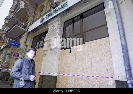 Kiev, Ucraina. 22 Novembre, 2016. Danneggiato il ramo della banca 'Sberbank della Russia'' dopo l attacco di destra ucraino manifestanti un giorno prima, nel centro di Kiev, Ucraina, il 22 novembre, 2016. Gli ucraini contrassegnato Euromaidan rivoluzione su 21 Novembre.Euromaidan Rivoluzione, fu un'ondata di manifestazioni e disordini civili in Ucraina, che ha avuto inizio nella notte del 21 novembre 2013 con le manifestazioni di protesta in piazza Indipendenza a Kiev, chiedendo l'integrazione europea. Le proteste hanno portato alla cacciata del Presidente Viktor Yanukovych, creando fratture politiche attraverso il paese che è scoppiata in violenti Foto Stock