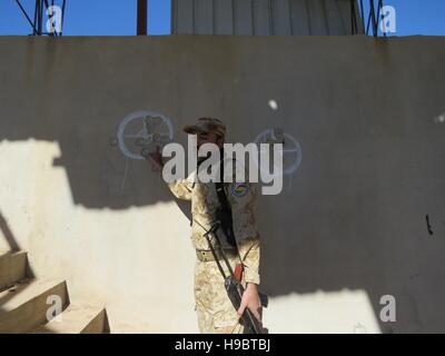 (161123) -- BASHIQA (Iraq), nov. 23, 2016 (Xinhua) -- Un Peshmerga curdo fighter punti a segno una volta che è stato utilizzato da uno Stato islamico (SI) militanti per addestramento al tiro a Bashiqa frontline a nord-est di Mosul nel nord Iraq, nov. 22, 2016. Supportato da Peshmerga curdo i combattenti di truppe irachene sono iniziate le operazioni del mese scorso a riprendere di Mosul. Le operazioni militari rallentato come i militanti è usato i civili come scudi umani. (Xinhua/Khalil Dawood) (zjy) Foto Stock